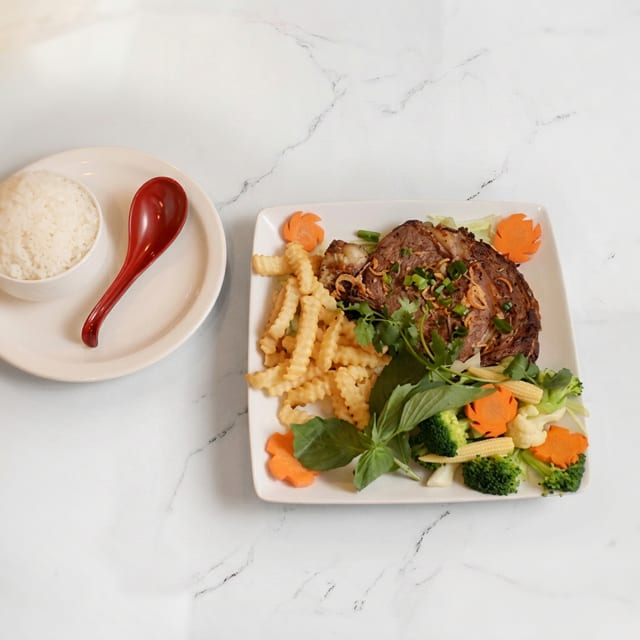 G8. Golden's Gold Steak - Bò Bít Tết.